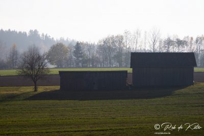 Barns in backlight. / Scheunen im Gegenlicht.Tännesberg, Oberpfalz, Bayern.
